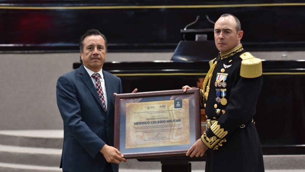 <em>Celebran poderes de Veracruz 200 años del Heroico Colegio Militar</em>