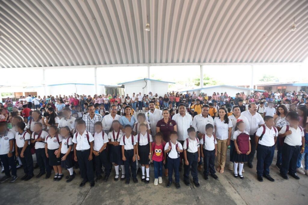 Zenyazen reconoció a docentes y padres de familia por resultados académicos en Veracruz