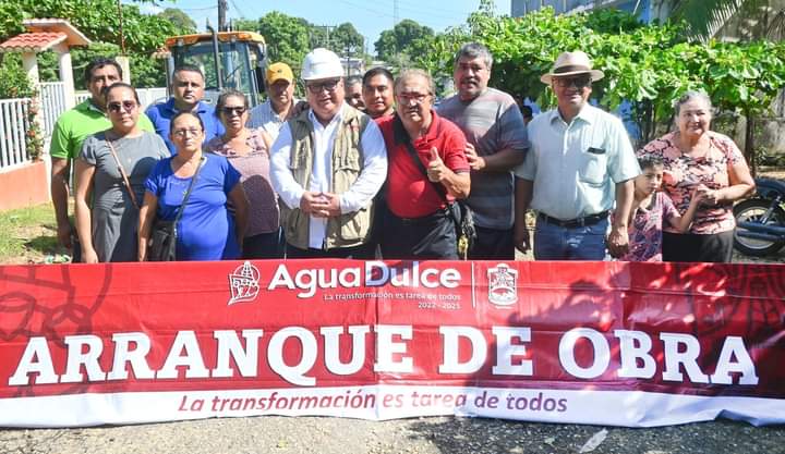 Con banderazo de inicio, Noé castillo Olvera comienza trabajos de construcción con Concreto Hidráulico en la colonia Km2 en el Municipio de Agua Dulce.