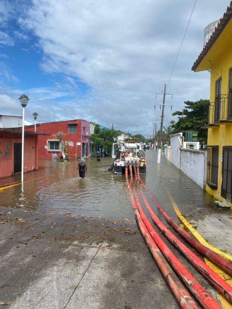 Se refuerza la coordinación de trabajos en Tlacotalpan junto a CAEV y Conagua Comisión Nacional del Agua-SMN para mitigar los efectos de la crecida del río Papaloapan.