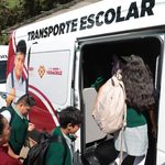 Rocío Nahle cumple, entrega SEV transporte escolar para Barranca Grande